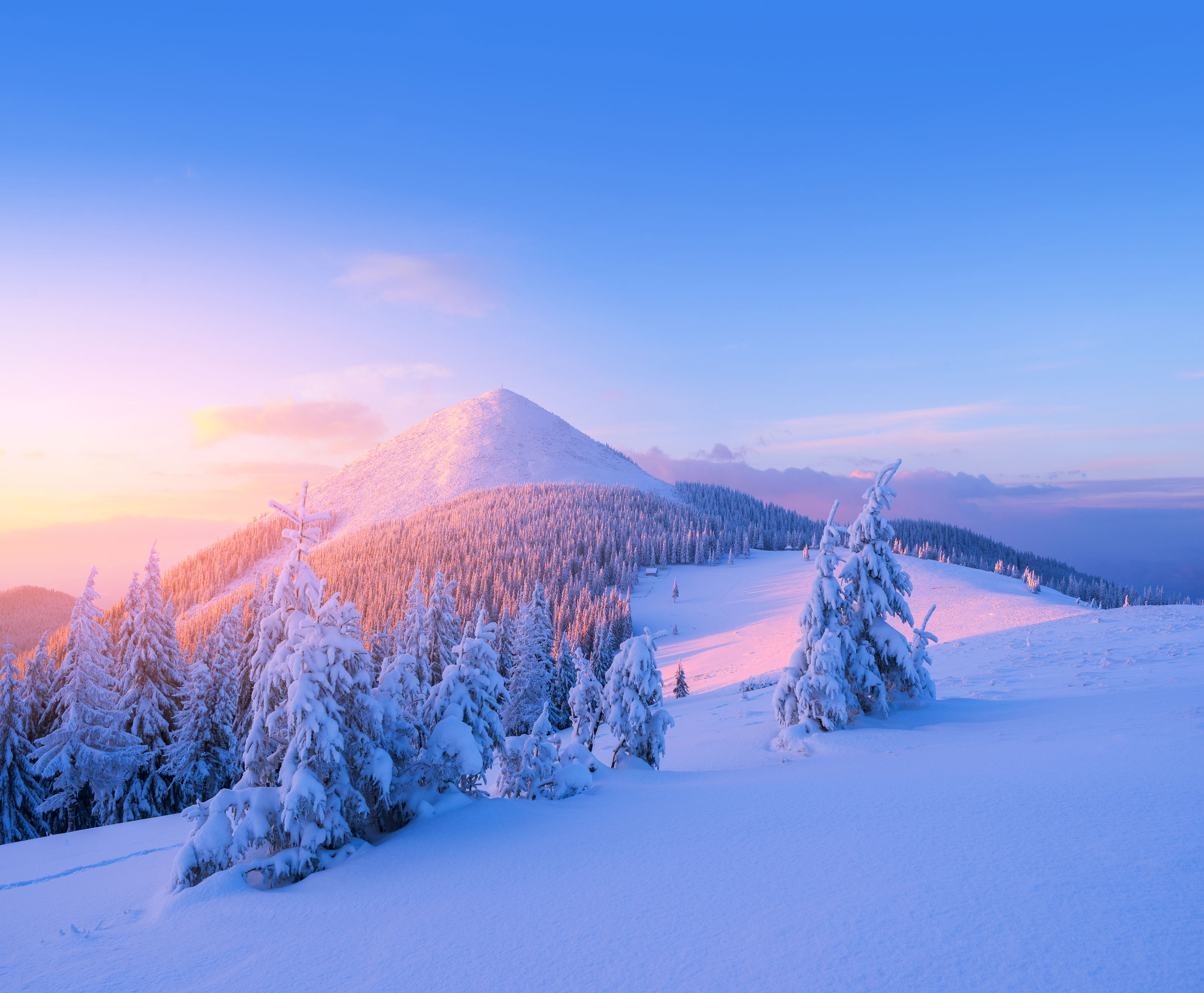 Sonneaufgang in Schneelandschaft