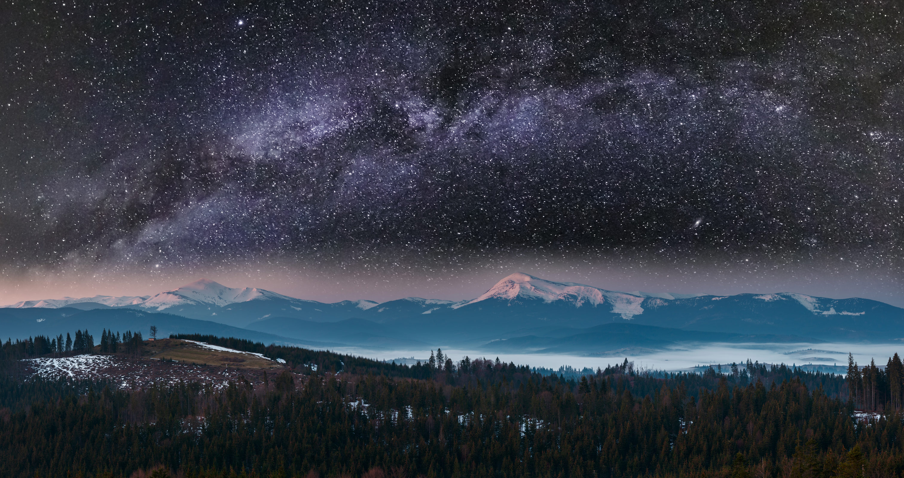 Gebirgslandschaft mit Sternenhimmel