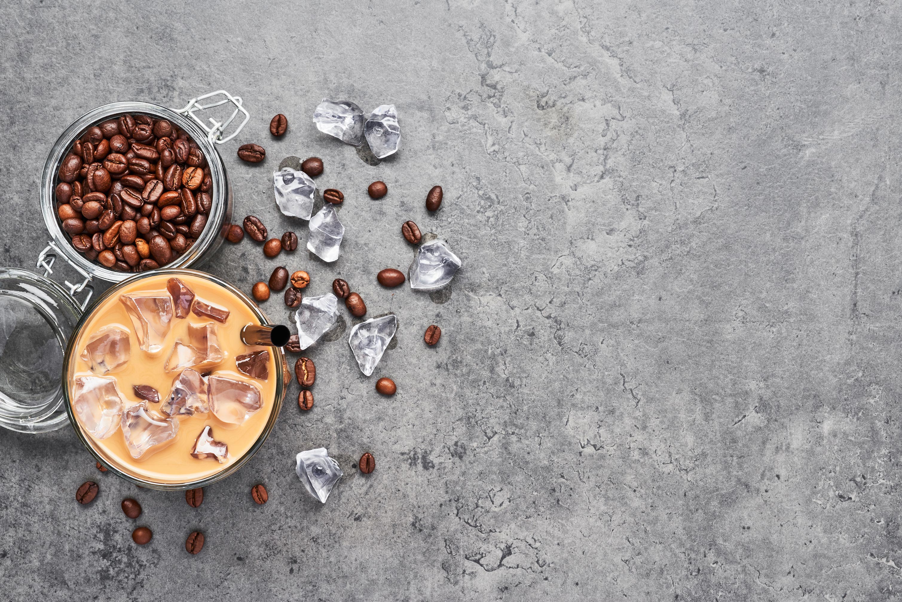 Eiskaffee auf Beton