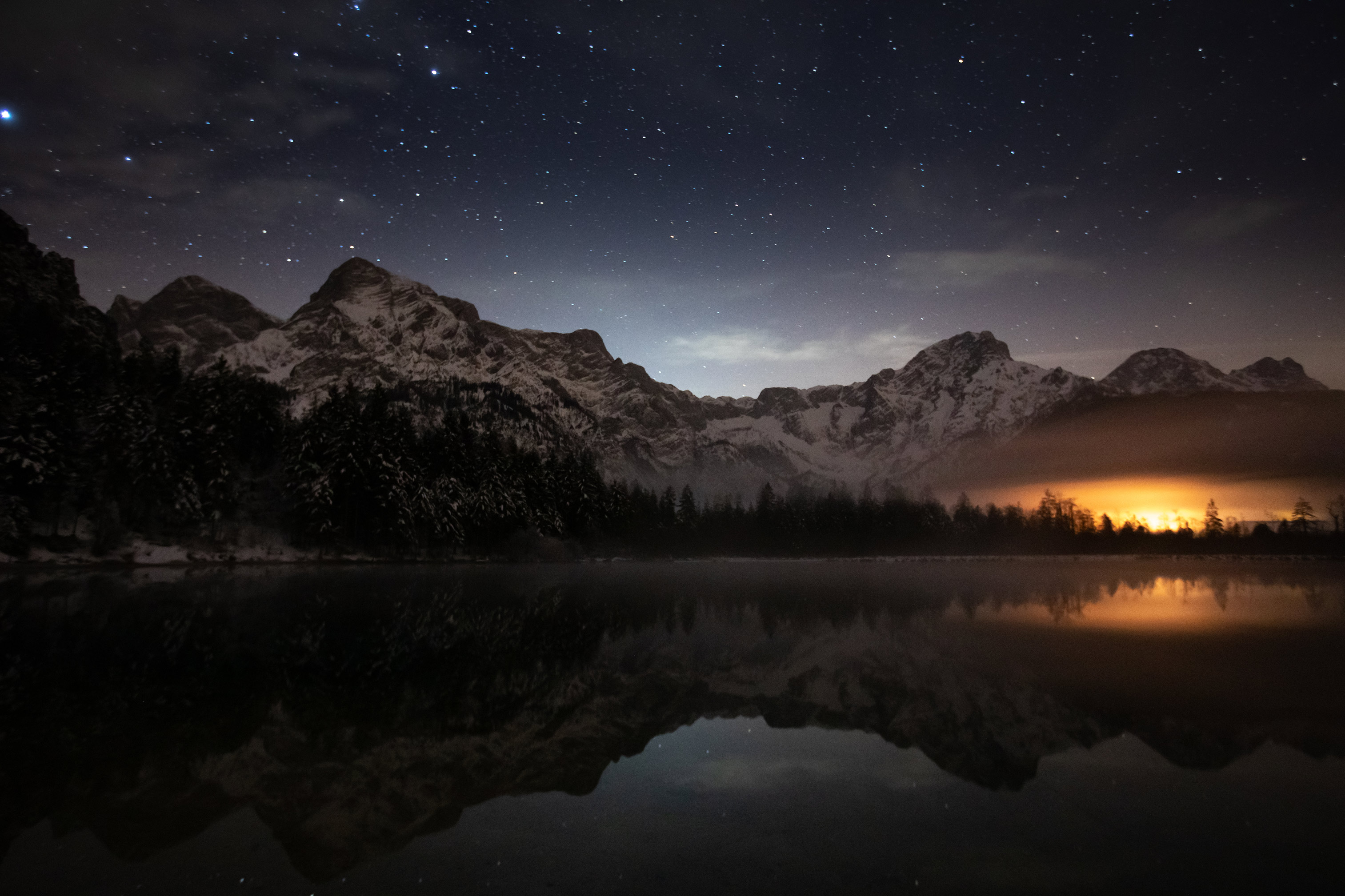 Gebirge unter Sternenhimmel