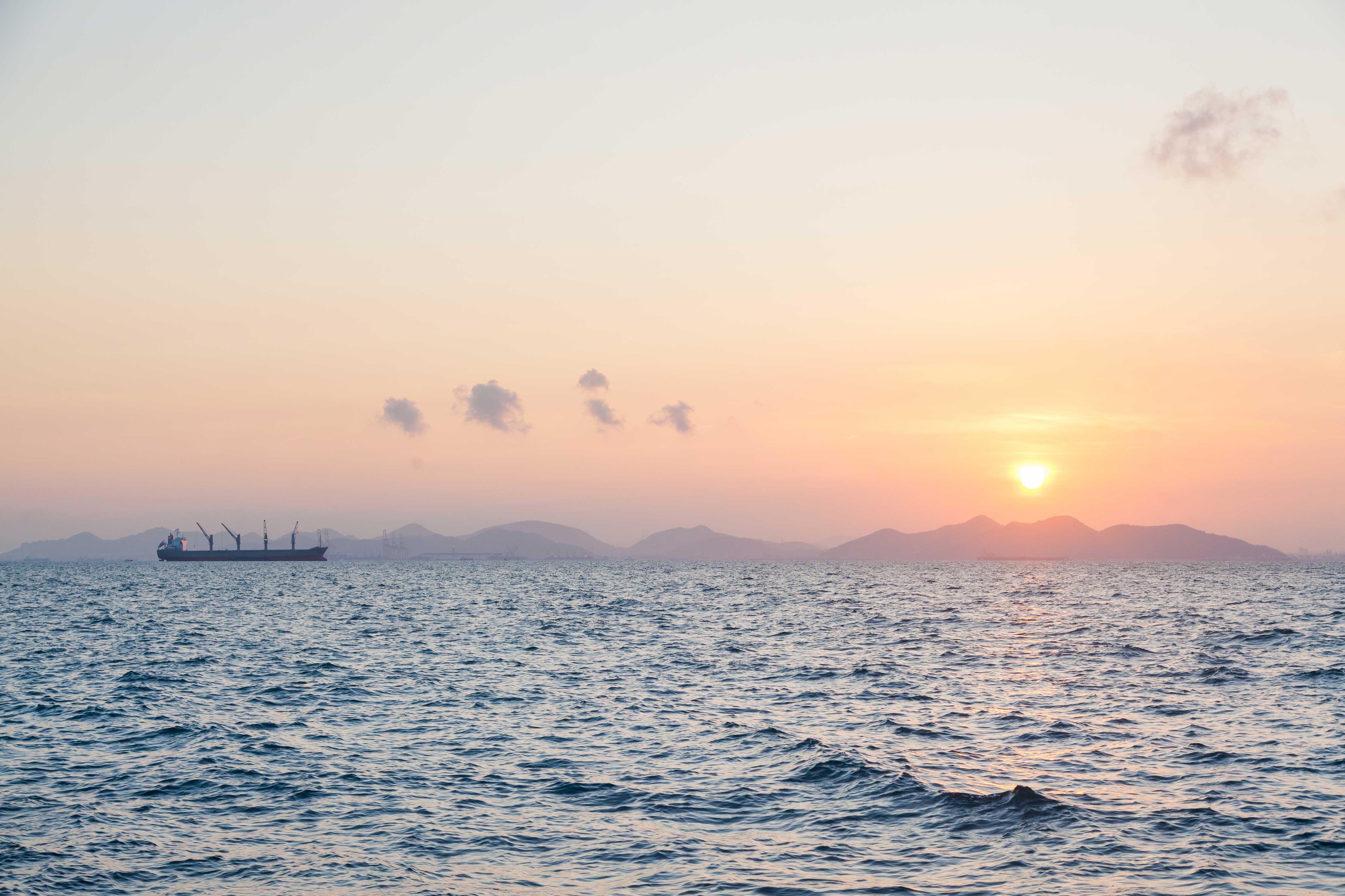 Frachtschiff im Sonnenaufgang